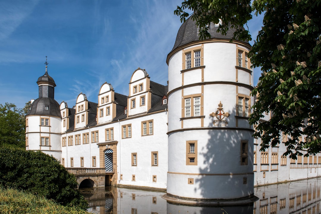 Schloß Neuhaus - im gleichnamigen Paderborner Stadtteil gelegen - ist ein beeindruckendes Beispiel der frühen Weserrenaissance.